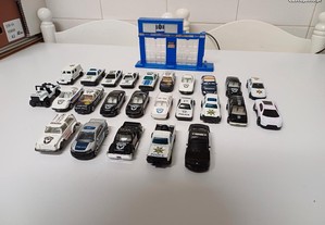 Esquadra da policia com 25 carros da policia