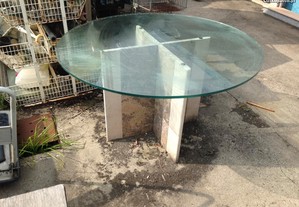 mesa redonda em vidro com pés em pedra