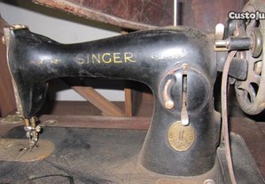 Varias maquinas de costura antigas