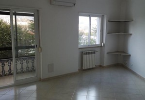 Apartamento todo Remodelado de Novo com Requinte junto a CP Amadora e Soalheira