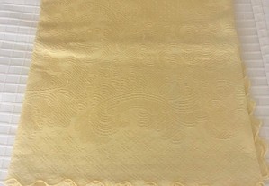 Colcha seda de algodão amarela com recortes