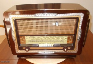 Rádio Francês a válvulas, de 1954