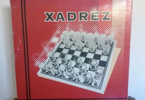 Tabuleiro de xadrez com copos de shot