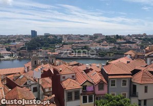 Prédio Com Vista Rio Na Zona Histórico Do Porto