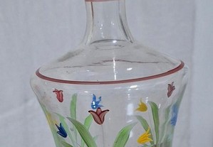 Licoreiro em vidro incolor, com pintura floral a pena