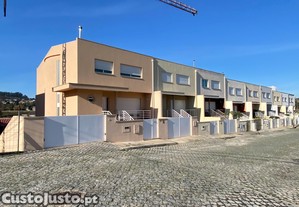 Moradia T5 em Gaveto com 4 Pisos - cave multiusos | a 10min de Braga