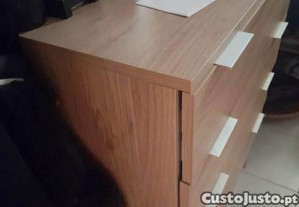 Móveis. Estante, cómoda, e cama.