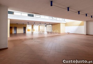 Loja Ampla C/ 2 Montras | 3 Garagens Fechadas -...