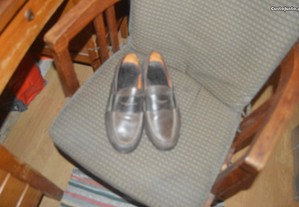 Sapatos na cor castanha sola em couro n 42