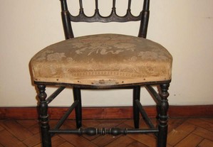 Cadeiras de Madeira (estofo bege)