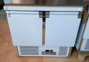 Saladete refrigerada ventilada com 2 portas e tampo de trabalho em inox