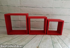 Trio de prateleiras madeira em forma de cubo vermelho mate