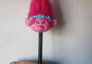 lápis com boneca poppy trolls