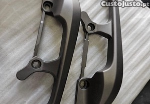 2 conjuntos de pegas de apoio traseiro originais Honda NC
