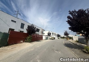 Moradia t3 nova, 2 pisos, equipada rua das camélias, alvarelhos