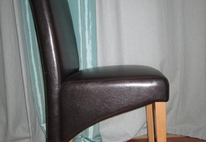 Cadeira em pele sintética e madeira como nova