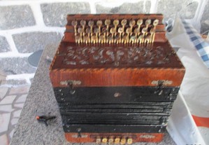 Concertina de caixa de madeira sem musica, serve para coleção, decoração de moveis etc,