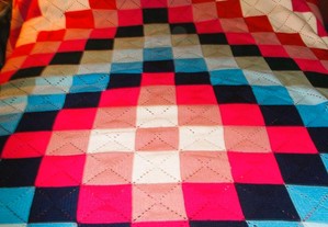 Magnifica colcha trabalhada em lã de diversas cores.