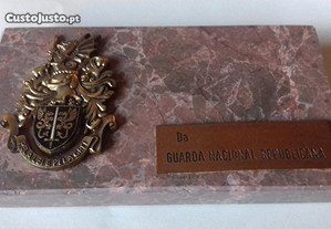Placa da GNR portuguesa, em metal e base mármore