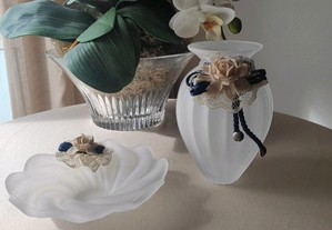 Conjunto de duas peças em vidro fosco branco com apliques em azul e rosas em porcelana