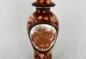 Pote com tampa Porcelana da China decoração a dourado e  rouge de fer , circa 1960