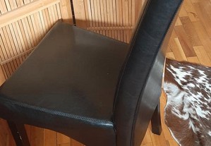 2 cadeiras pretas