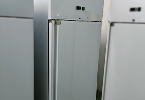 Armário refrigerado ventilado GN 2/1 (740x830x2010mm)