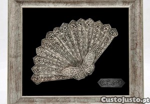 Quadro assinado com aplicação de estanho