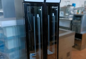 Armário refrigerado com porta em vidro slim (interior e exterior preto)