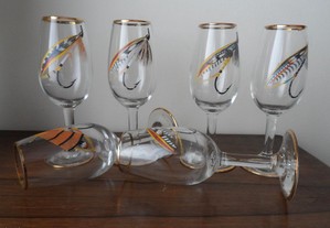 Cálices vidro antigos com anzóis de pesca