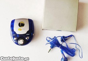 Radio FM a pilhas AAA 6x7cm com auriculares e caixa