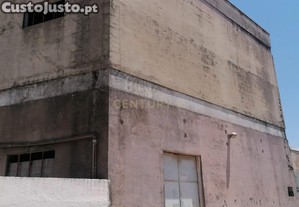 Grande Armazm (565 m2 ) em pleno centro habitacional na Vidigueira para transformar