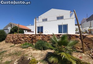 No corao de Aljezur, numa zona residencial tranquila e bem posicionada entre o campo e o mar,