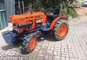Trator Kubota com documentos