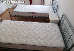 Cama ou camas de ferro com colchão incluídos