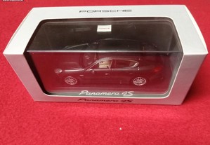 1/43 Porsche Panamera 4S - Minichamps