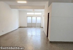 Loja / Estabelecimento Comercial em Faro (Sé e São Pedro) de 111,00 m²