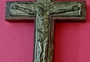 Crucifixo em latão aplicado em cruz de madeira