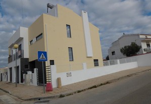 Moradia t3 3 wc sala cozinha mesma sala garagem piscina 3k manta rota Algarve sitio sossegado