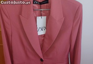 Blazer coral da Zara, novo com etiqueta. Perfeito para dar um toque de cor ao teu look!