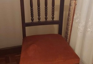 Cadeira de madeira de quarto