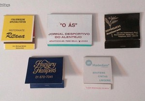 Set de 5 carteiras de fósforos com alguns anos, publicidade de restaurantes, jornais e roupa íntima