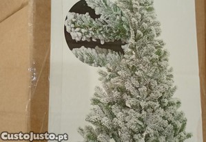 Árvore de natal verde com as pontas brancas