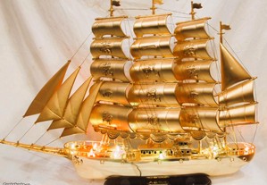 Barco á vela 4 mastros todo construído em plástico dourado