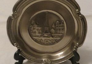 Prato Estanho, Decorativo Paris - Diâmetro: 8,5 cm Como novo, nunca esteve a uso.