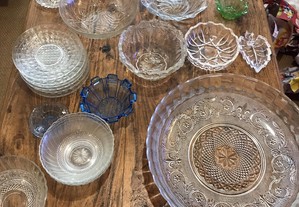 Taças e pratos em vidro trabalhado antigas e rústicas
