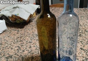 Garrafas de vidro lavadas e sem rtulo