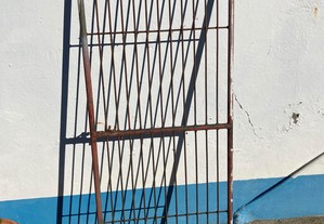 Nove portas em ferro galvanizado
