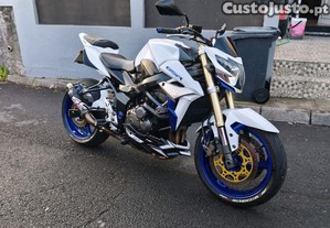 Suzuki GSR 750 - 11