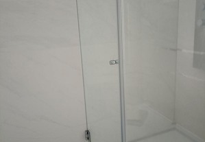 vidro e porta de casa de banho